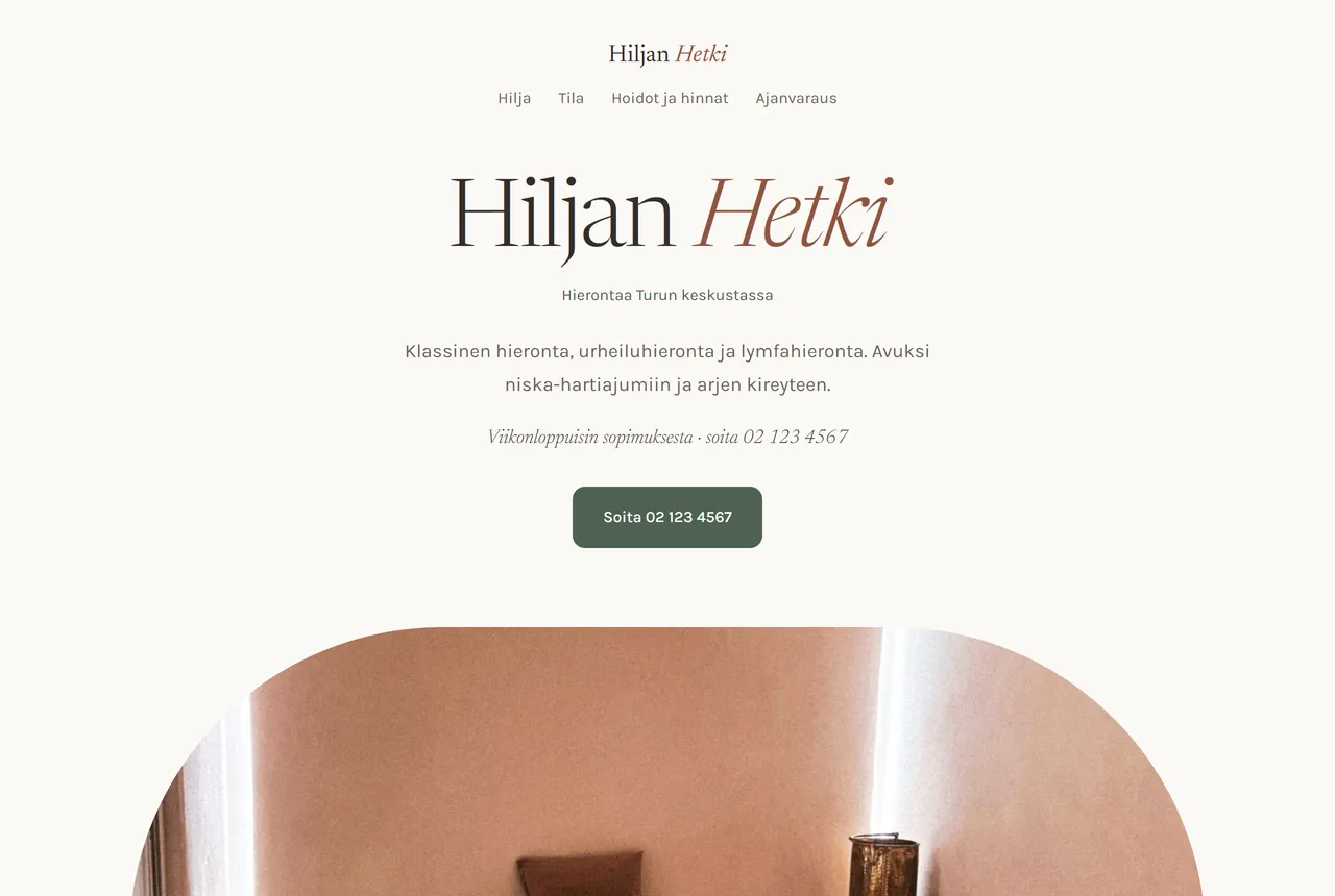 Hiljan Hetken esimerkkisivusto: vaalea etusivu, jossa hoidot ja yrittäjän esittely