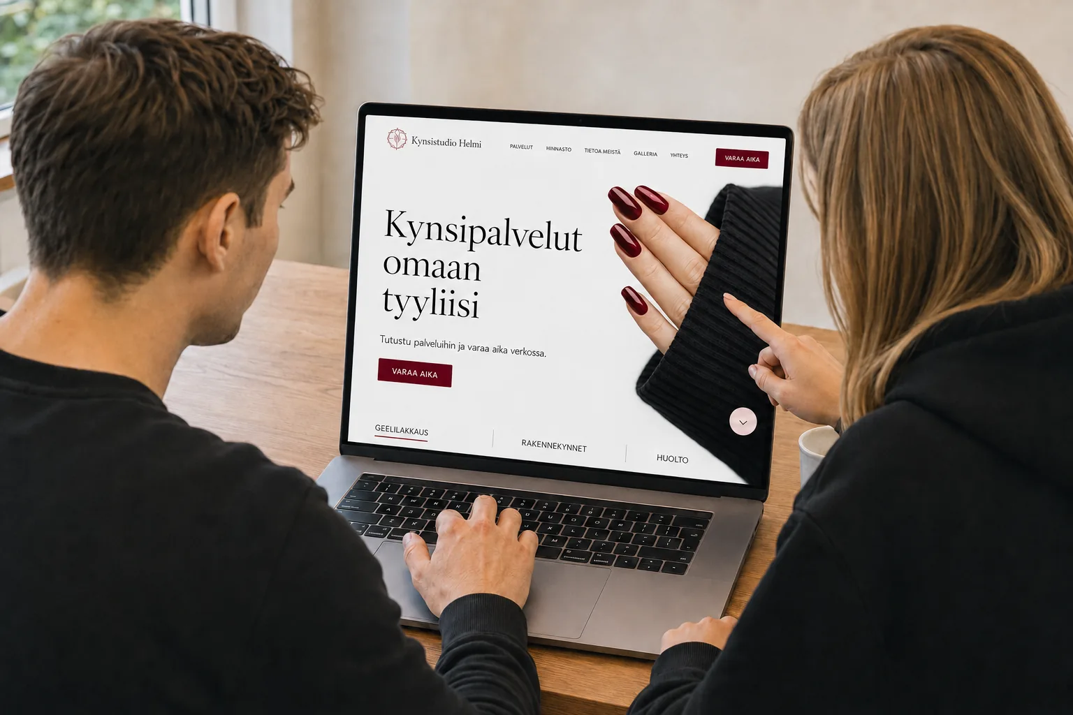 Creavon suunnittelijat käyvät läpi kynsistudion verkkosivuvedosta kannettavalla tietokoneella